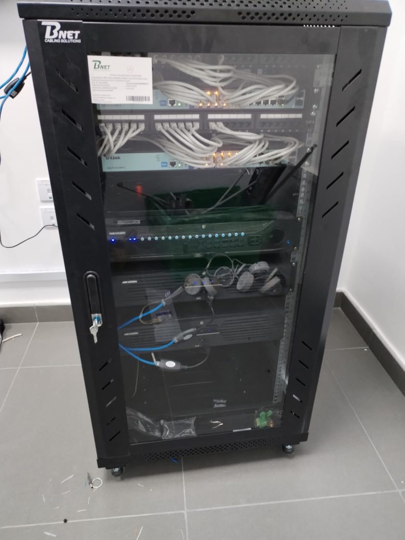 تأسيس وتركيب خزائن الشبكات (Racks)